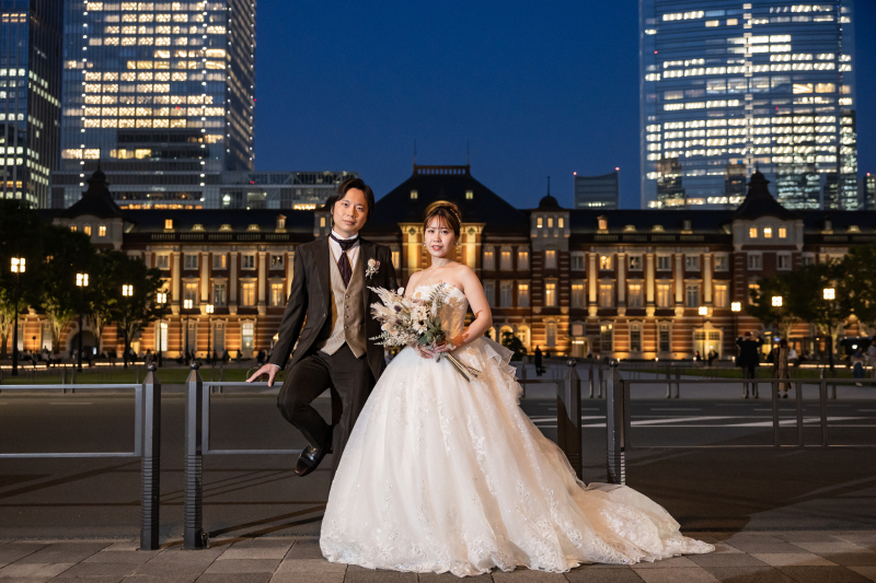オレンジ色にライトアップされた東京駅舎