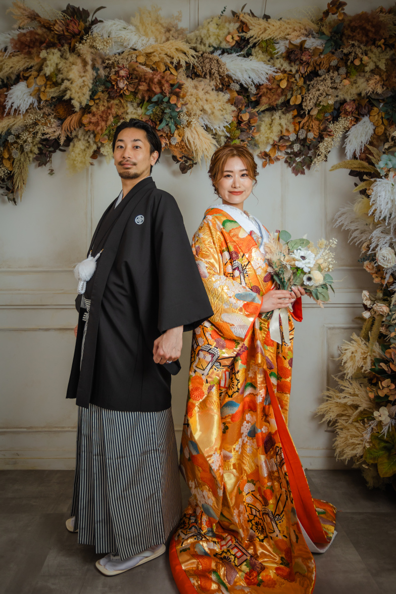 造花をあしらった背景で