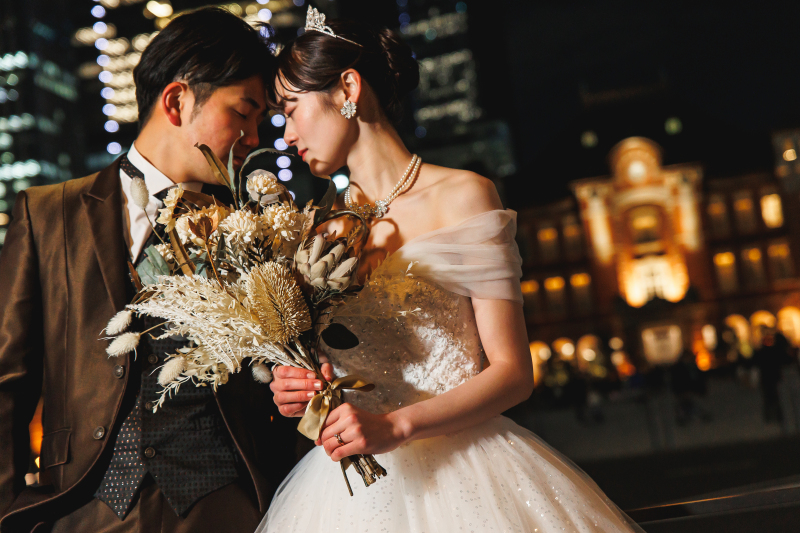 駅舎を背景におでこをコツン♡