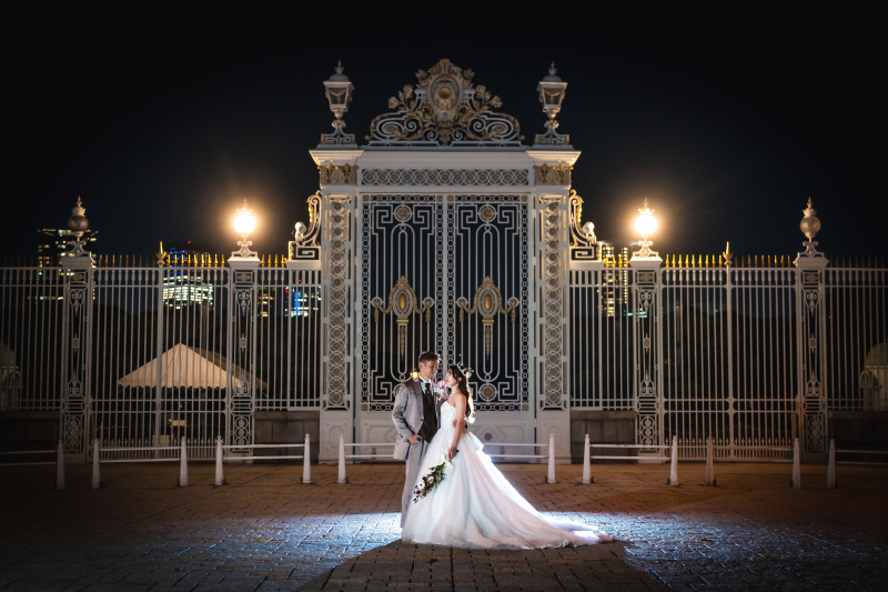 ライトアップの門を背に