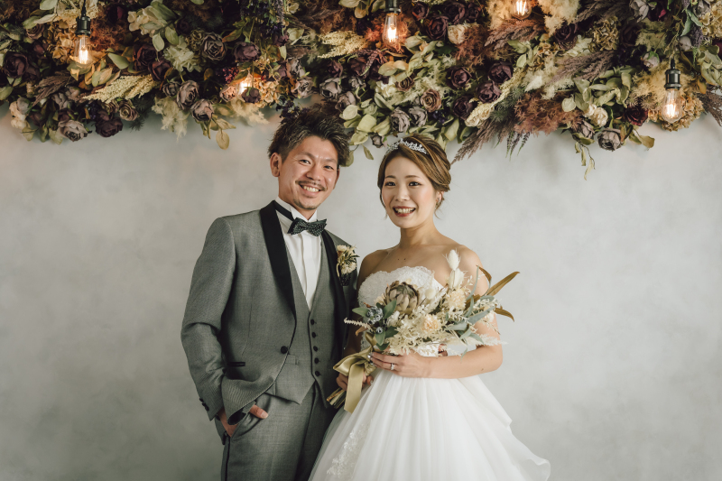 ドライフラワーの前で