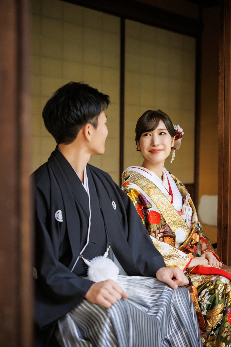 横顔に向けた新婦様の柔らかな微笑み