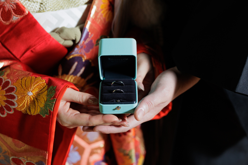 ケースが開き中が現れる瞬間