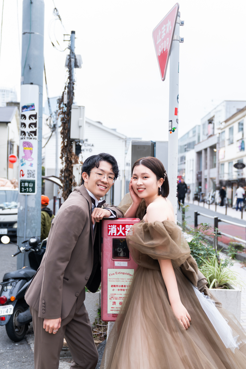 街角でふりかえる二人の柔らかな表情