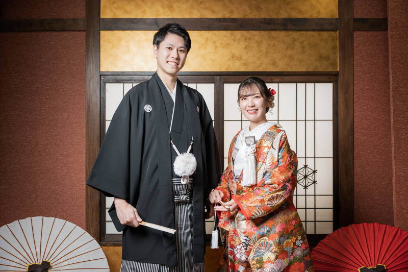 正面を向いた笑顔と和の正装