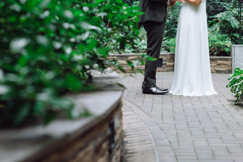 お顔は見せずに