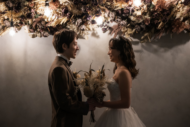 向かい合い視線を交わす穏やかな緊張