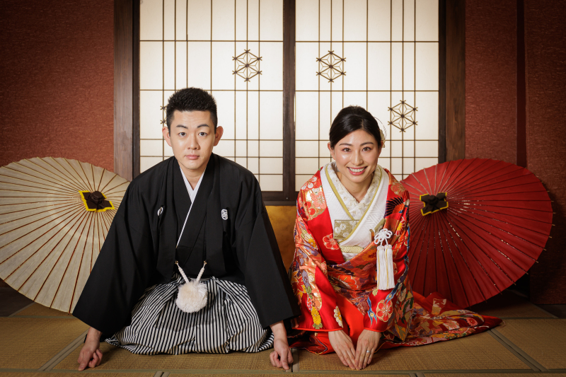 背筋を揃えた正座と手元に宿る静けさ