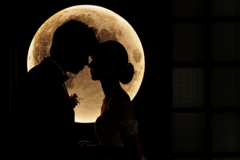 月を背景にシルエット撮影が可能な専用スタジオ♪