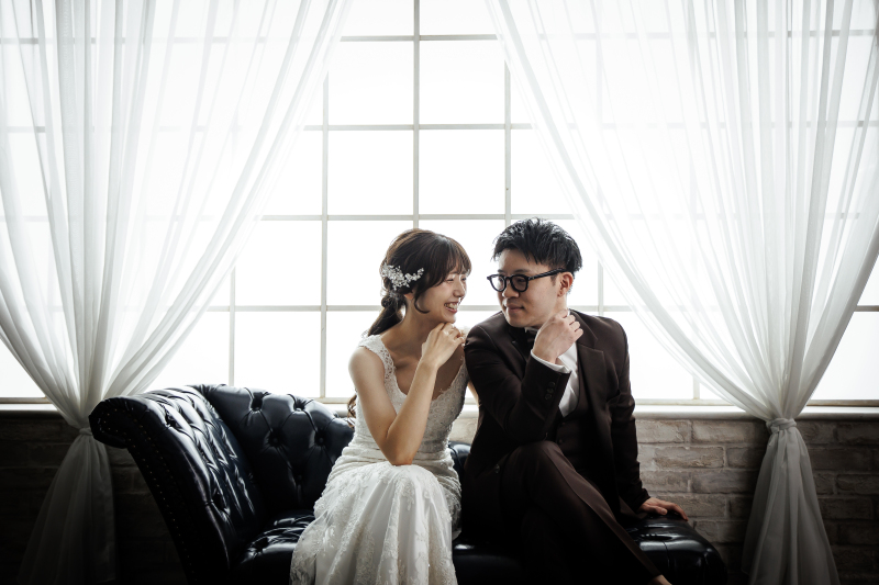 ブライダル専用の造作背景での2人だけの空間で撮影◎