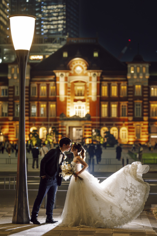 PHOTO WEDDING STYLE_夜の東京駅周辺ロケ（和田倉門や明治安田生命前で趣ある撮影を）