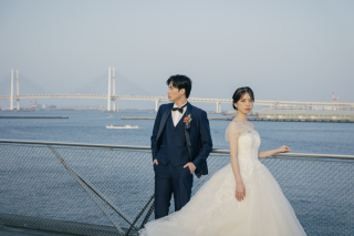 PHOTO WEDDING STYLE_横浜らしさ広がる港街ロケ（大さん橋と会館などで趣ある撮影を）