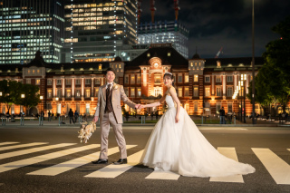 PHOTO WEDDING STYLE_夜の東京駅周辺ロケ（和田倉門や明治安田生命前で趣ある撮影を）