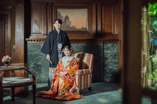 邸宅・洋館での撮影はお任せください。邸宅や洋館の魅力を引き出す撮影をいたします！こちらは旧安田楠雄邸の洋室での1枚。歴史ある邸宅で、お部屋がたくさんあるため和装も洋装もさまざまな構図で撮影可能です。