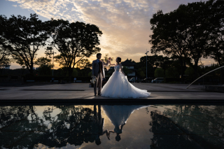 夕暮れ時の和田倉噴水公園で撮影したシルエットは見る人を虜に。この写真を見て和田倉噴水公園を撮影場所の選ぶ方も多くいらっしゃいます。和田倉噴水公園の水辺には加工ではなくリアルにお二人が反射いたします。