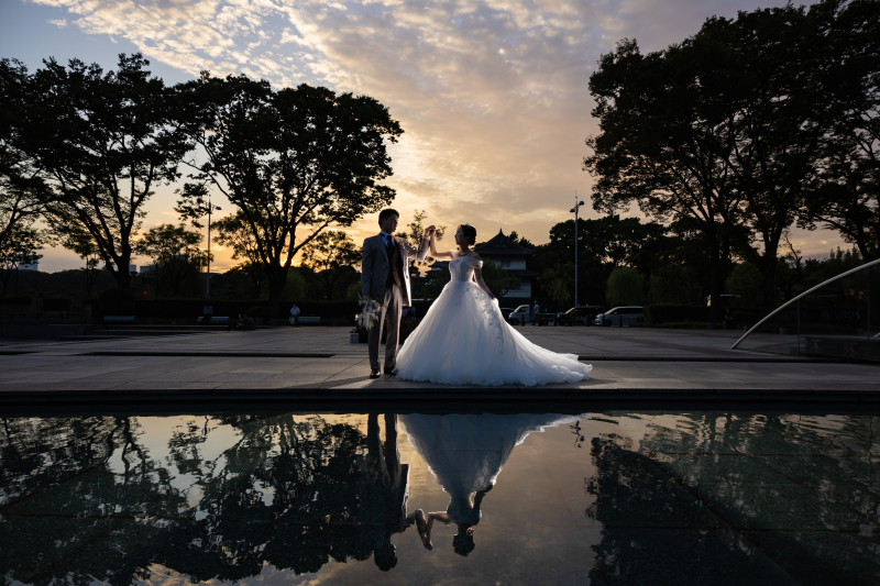夕暮れ時の和田倉噴水公園で撮影したシルエットは見る人を虜に。この写真を見て和田倉噴水公園を撮影場所の選ぶ方も多くいらっしゃいます。和田倉噴水公園の水辺には加工ではなくリアルにお二人が反射いたします。