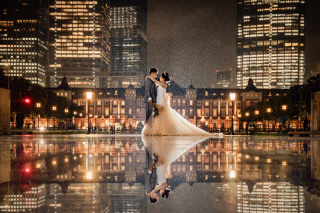 東京駅前にて雨の日の幻想的な一枚。キラキラ降り注ぐ雨粒とリフレクション加工で華やかにも。細やかなライティングが目を惹きます。ペーパーアイテムやウェルカムボードに使いたくなるような写真です！