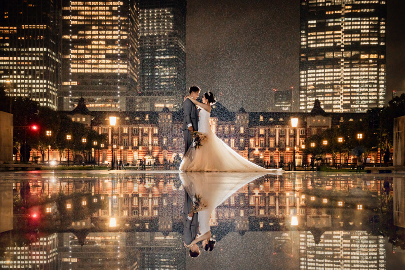 東京駅前にて雨の日の幻想的な一枚。キラキラ降り注ぐ雨粒とリフレクション加工で華やかにも。細やかなライティングが目を惹きます。ペーパーアイテムやウェルカムボードに使いたくなるような写真です!