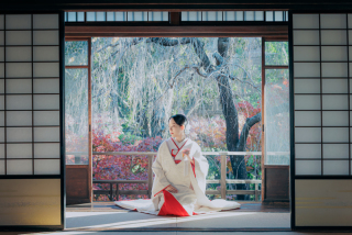 こちらは旧安田楠雄邸で撮影したお写真です。旧安田邸の2階は自然光が柔らかく、美しく差し込みます。そんな自然光を生かした1枚です。邸宅の趣ある雰囲気が新婦様の表情や光の美しさをを引き出しています。