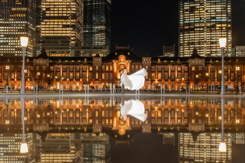 東京駅や周りのビルを広々と写し出した超広角のダイナミックな一枚。ロングトレーンがしなやかになびいて、ウェルカムボードなどにぴったりですね。リフレクションと呼ばれる鏡面加工も透明感があり、より幻想的に。