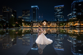 美しくダイナミックなKeiならではの東京駅舎前のリフレクションカット。この写真を見て東京駅前での撮影に興味を持ってくださる新郎新婦様も多いです。こちらのリフレクション技術はKeiのご対応となります。