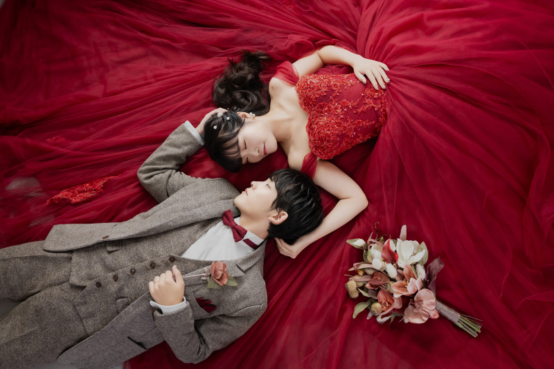 スタジオ内での寝転びショット。まるでモデルさんのようなお二人と、女性ならではの柔らかな写真の雰囲気で、とても世界観のある一枚です。スタジオでも工夫をしていろいろなポージングやライティングでお撮りします