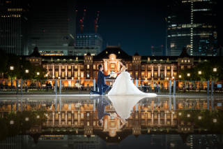 プロポーズカットの東京駅リフレクションショット。ナチュラルだけど幻想的に仕上げておりコントラストが美しいです。結婚式のウェルカムボード、ペーパーアイテムやご自宅用のフォトフレームにいかがでしょうか。