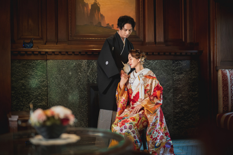 撮影の経験が豊富なため、ポージングの指示も丁寧にご案内させていただきます。どうすればよりお二人が美しく写るのか、1組1組考え、ご提案いたします。こんな自分初めて！と思える1枚を一緒に見つけましょう！