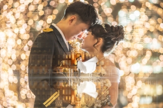 Akira指名限定の特別レタッチです。こちらはイルミネーションバージョンです。まるで広告のような一枚に反響間違いなし。ウェディングはお二人が主役ですので、「主役感」「特別感」を大事に丁寧に仕上げます。