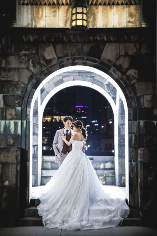 和田倉門ではライティングからレタッチまでシーン毎に設定。ドラマティックなお写真を撮影させて頂きます。ポージングや表情などお二人の魅力を引き出せるよう指示させて頂きます。