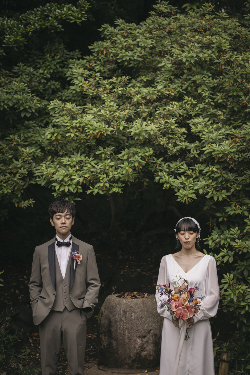有栖川宮記念公園にて洋装ロケーション撮影をした際はナチュラルでかっこいいを演出。決めすぎないポーズが新郎新婦様のコーディネートや公園の雰囲気にマッチ。公園での撮影に新しい風を取り入れました。