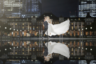 柔らかさとダイナミックを兼ね揃えた写真を一枚。ライティングやカメラへの光の入り方を工夫することによってリフレクション加工をスタイリッシュに仕上げております。ポージングも新婦様の表情が見えて◎