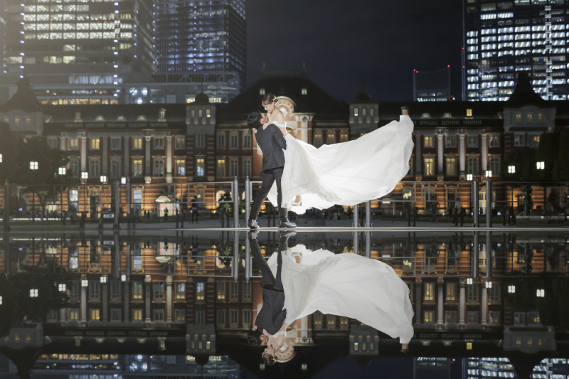 柔らかさとダイナミックを兼ね揃えた写真を一枚。ライティングやカメラへの光の入り方を工夫することによってリフレクション加工をスタイリッシュに仕上げております。ポージングも新婦様の表情が見えて◎