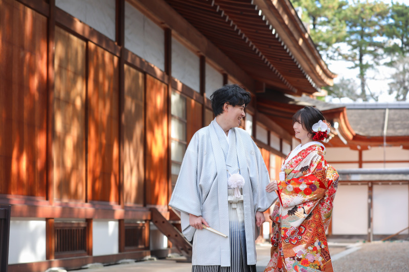 名古屋城本丸御殿前での見つめ合い笑顔ツーショット