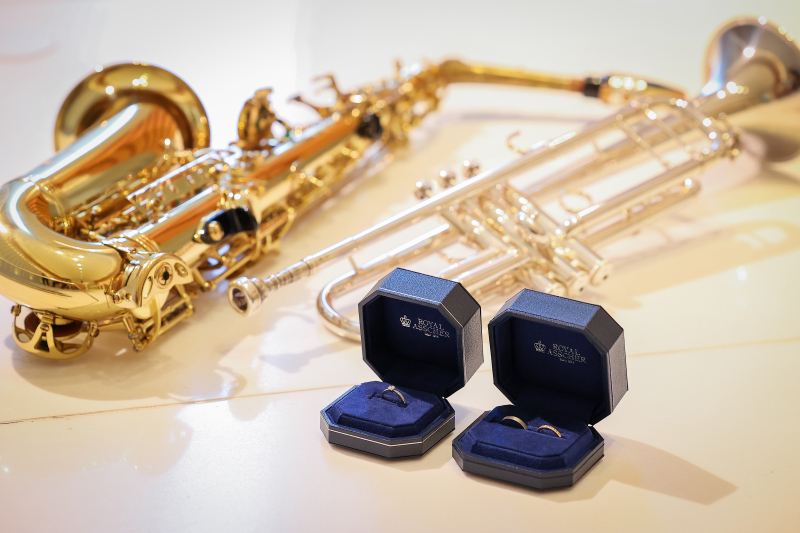 お二人の楽器と指輪を組み合わせたアイテムショット