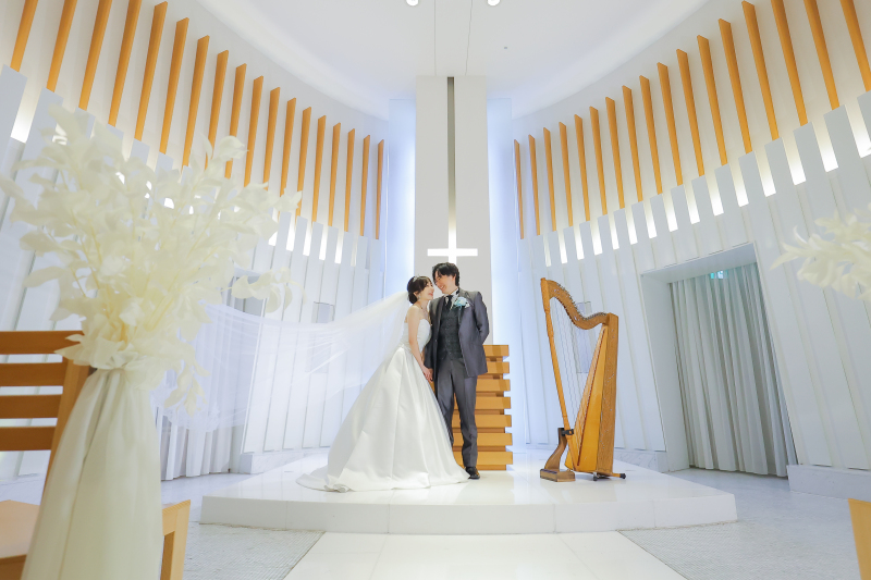 白を基調としたチャペルでの新郎新婦様ツーショット