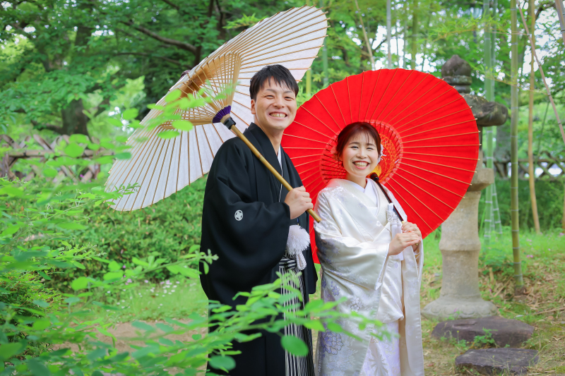 新緑に囲まれ番傘で笑顔あふれる和装前撮り記念写真