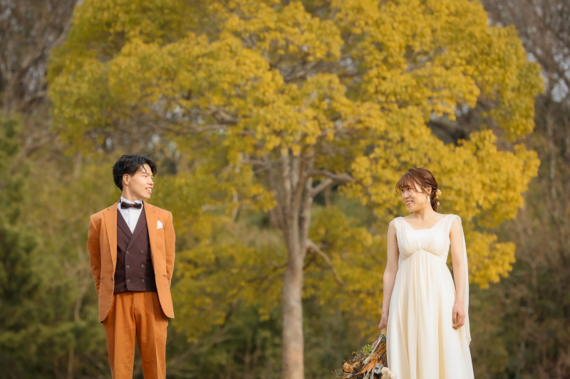 常緑樹を背景に冬のロケーション撮影