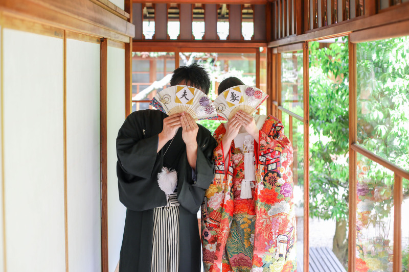 お持ち込みグッズの扇子で顔隠し