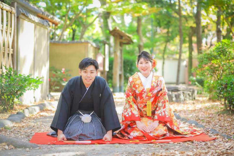 野外ロケーションでお辞儀ショット