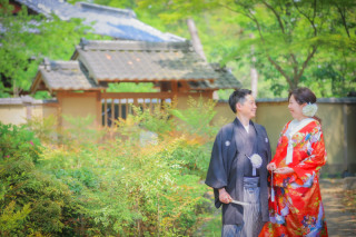 都心の静かな庭園内で和装ウエディングフォト 