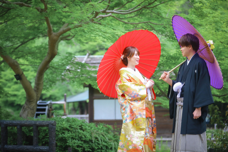 番傘と新緑の鮮やかさを活かして