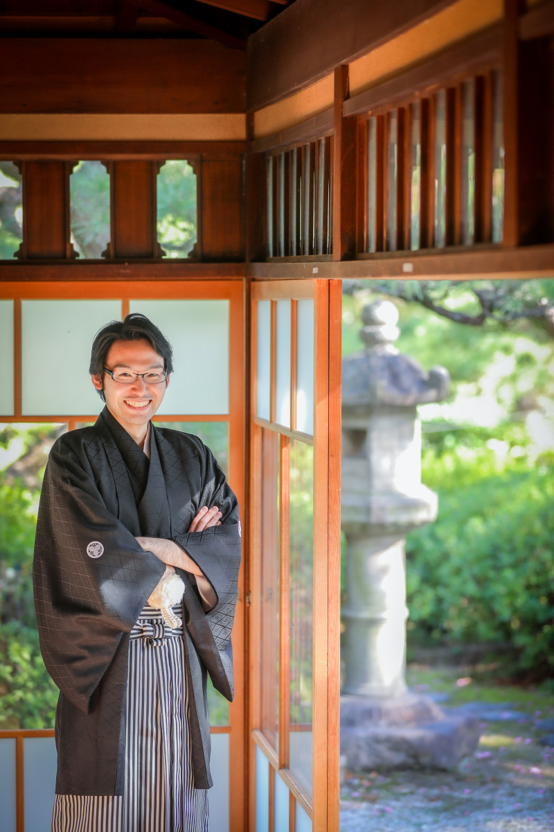 お茶室の縁側で新郎様の紋付姿でソロショット撮影