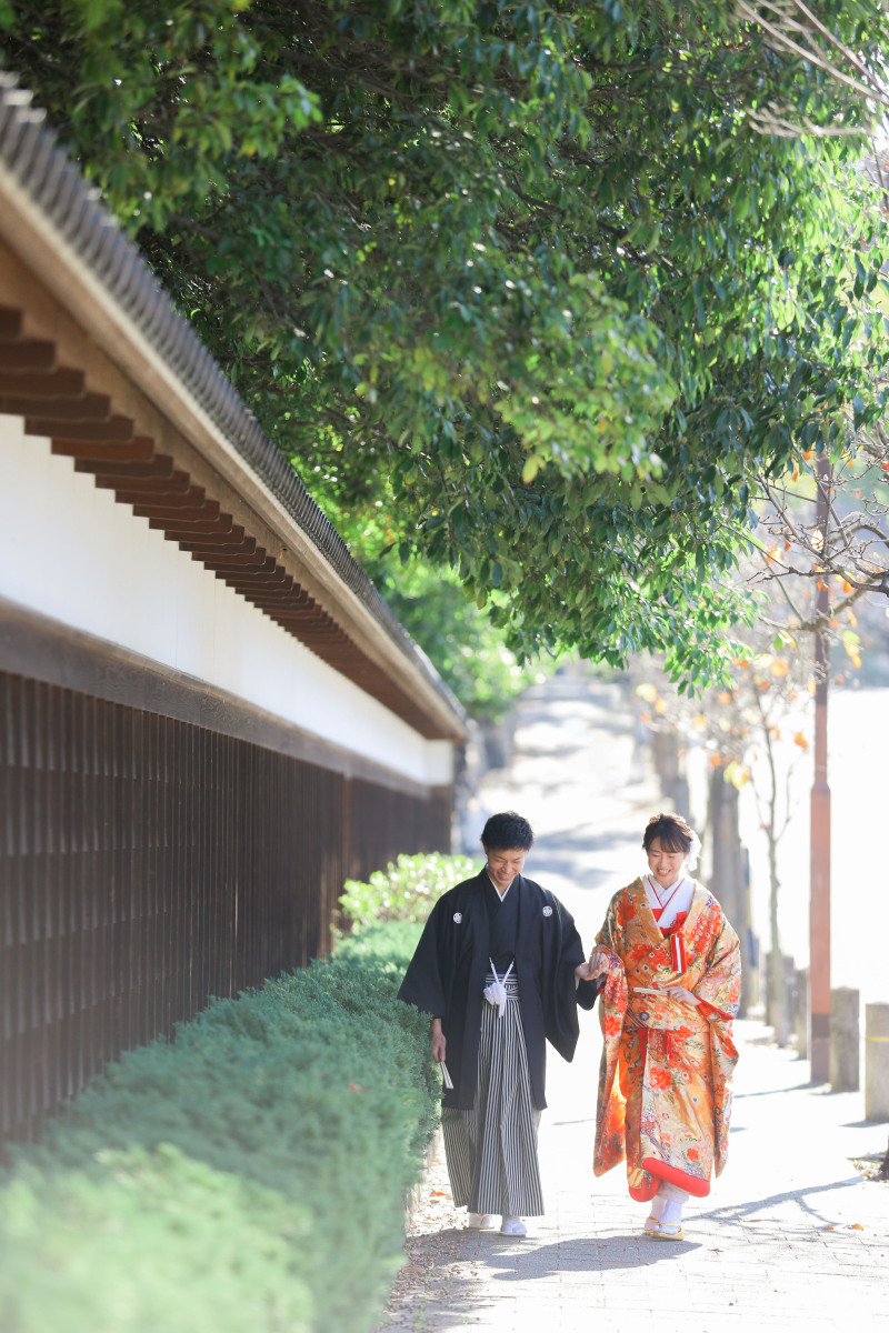 緑豊かな徳川園の外苑でエスコート撮影
