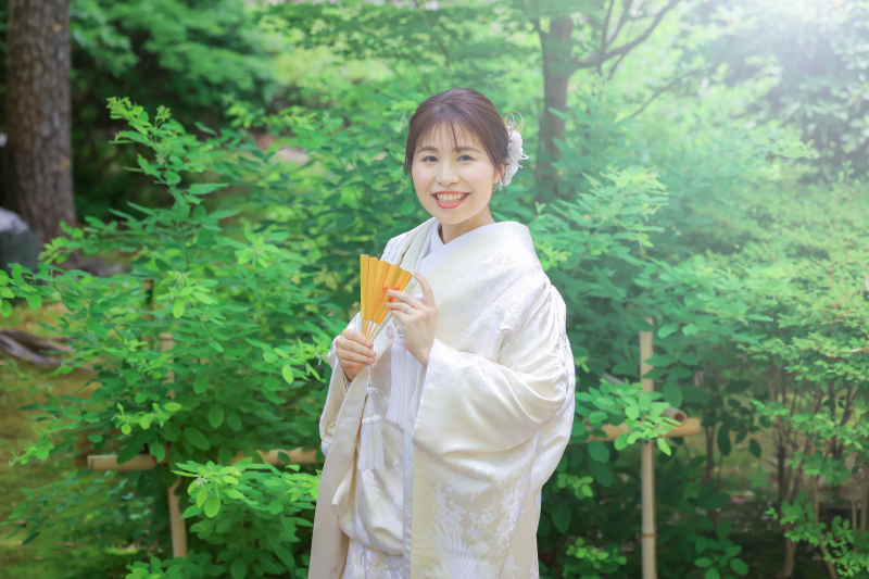 新緑に包まれた白無垢花嫁様の笑顔を残すソロカット