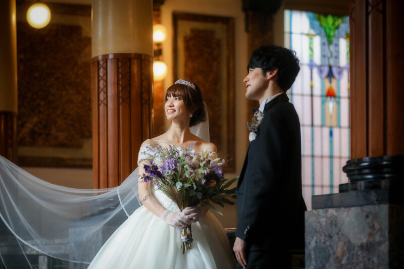 ステンドグラスを背景に