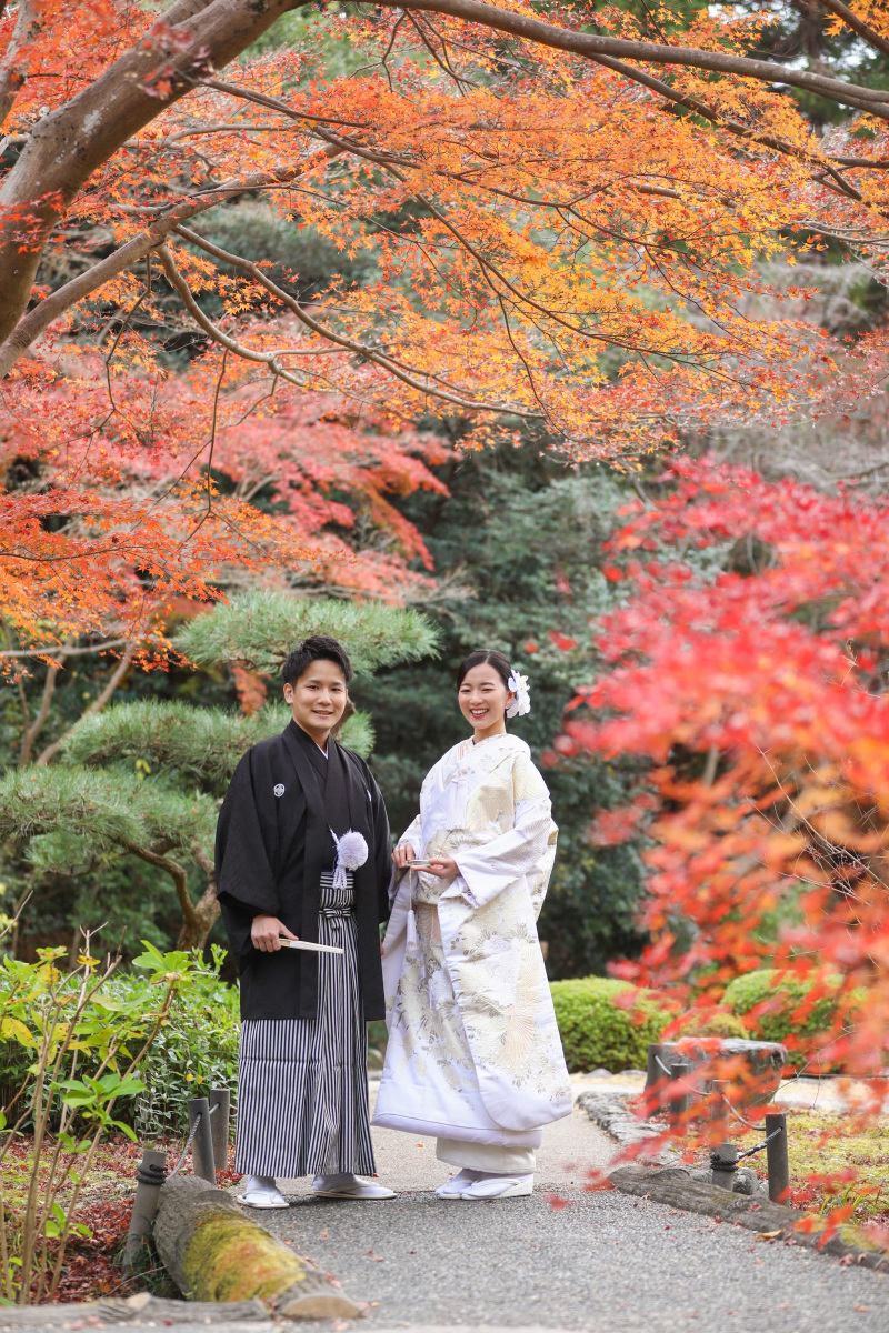 赤く染まった紅葉と白無垢ロケーション前撮り