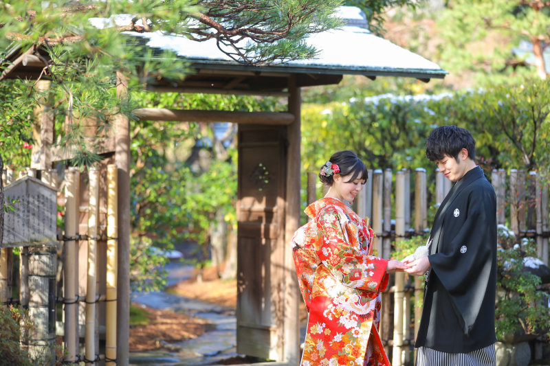 手をとりあって