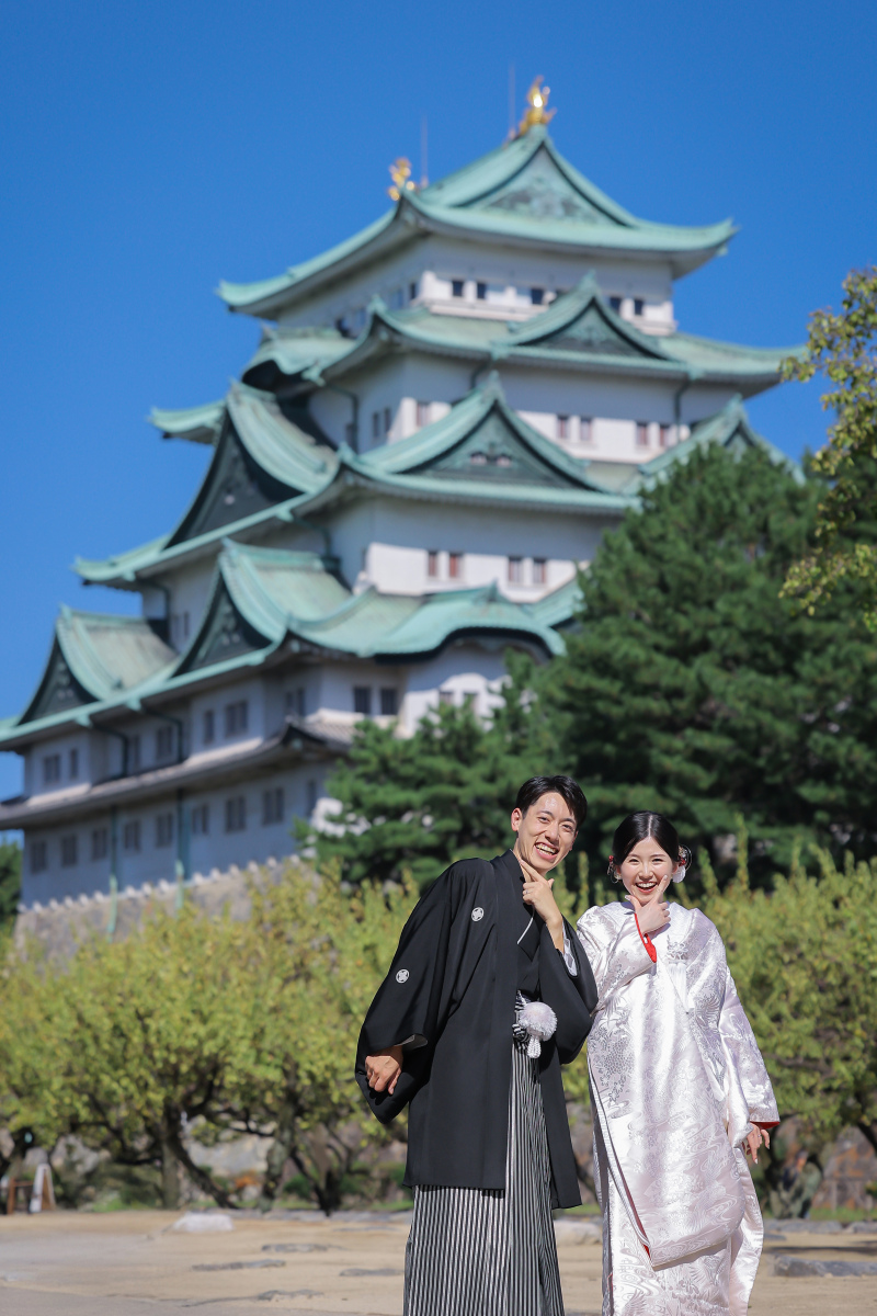 名古屋城を背景に楽しげなポージングの和装前撮り例