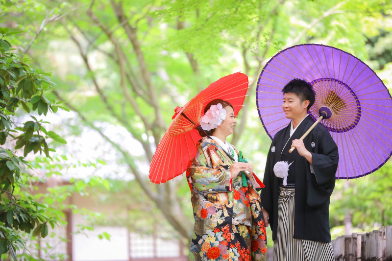 新緑・和装・番傘の鮮やかなコントラスト